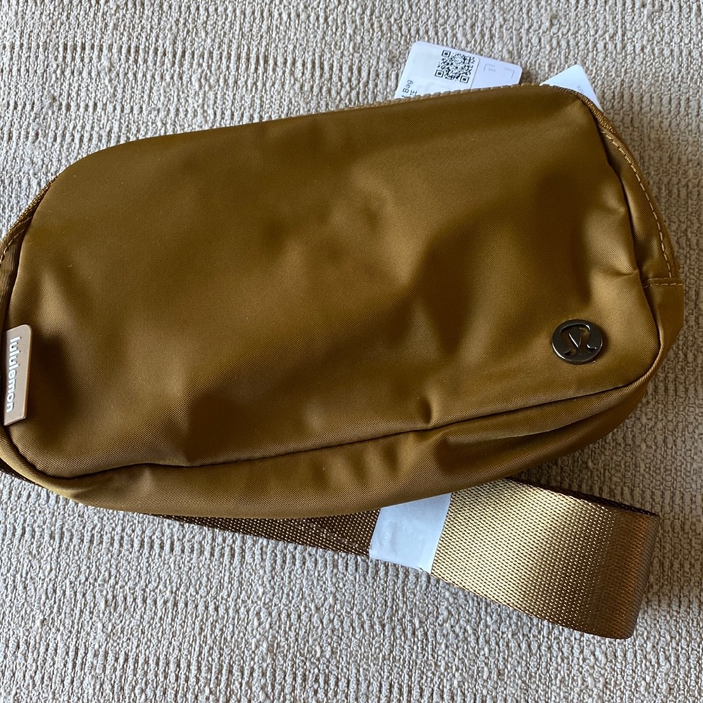 Lululemon everywhere belt bag